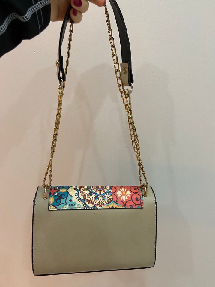 Çiçek Desenli Zincir Detaylı Deri Çanta - Görsel 2