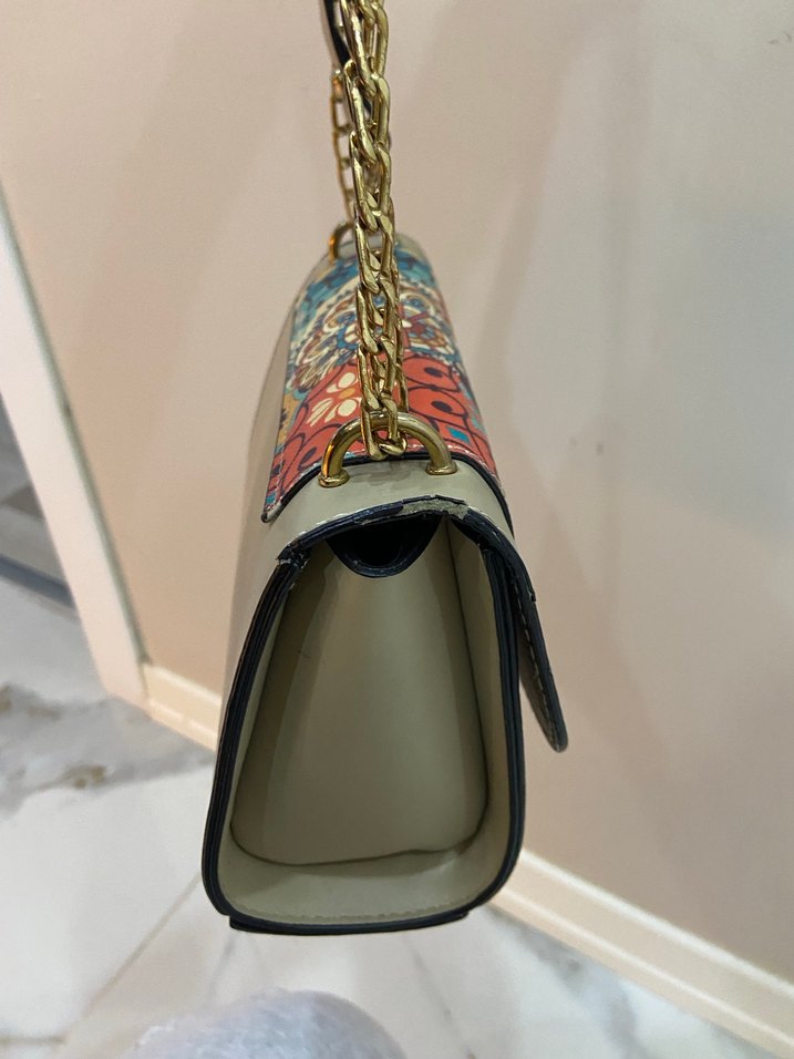 Çiçek Desenli Zincir Detaylı Deri Çanta - Görsel 5