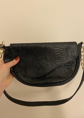 Zincir Detaylı Siyah Deri Yılan Desenli Çanta - Görsel 4
