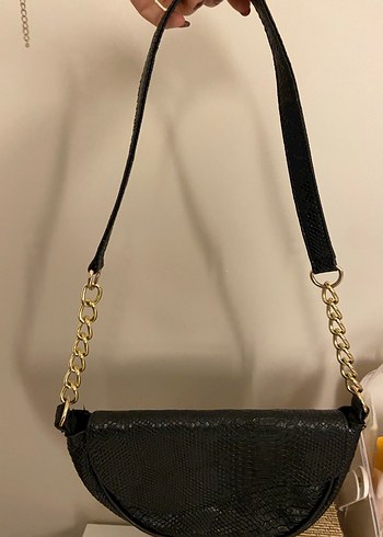 Zincir Detaylı Siyah Deri Yılan Desenli Çanta - Görsel 2