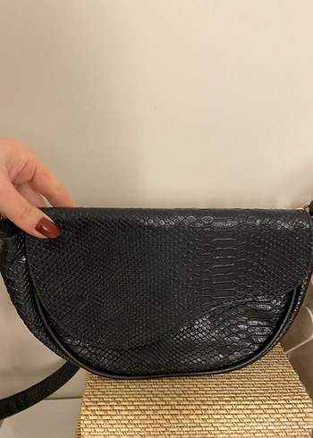 Zincir Detaylı Siyah Deri Yılan Desenli Çanta - Görsel 5