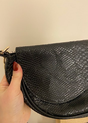 Zincir Detaylı Siyah Deri Yılan Desenli Çanta - Görsel 6