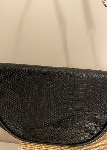 Zincir Detaylı Siyah Deri Yılan Desenli Çanta - Görsel 3