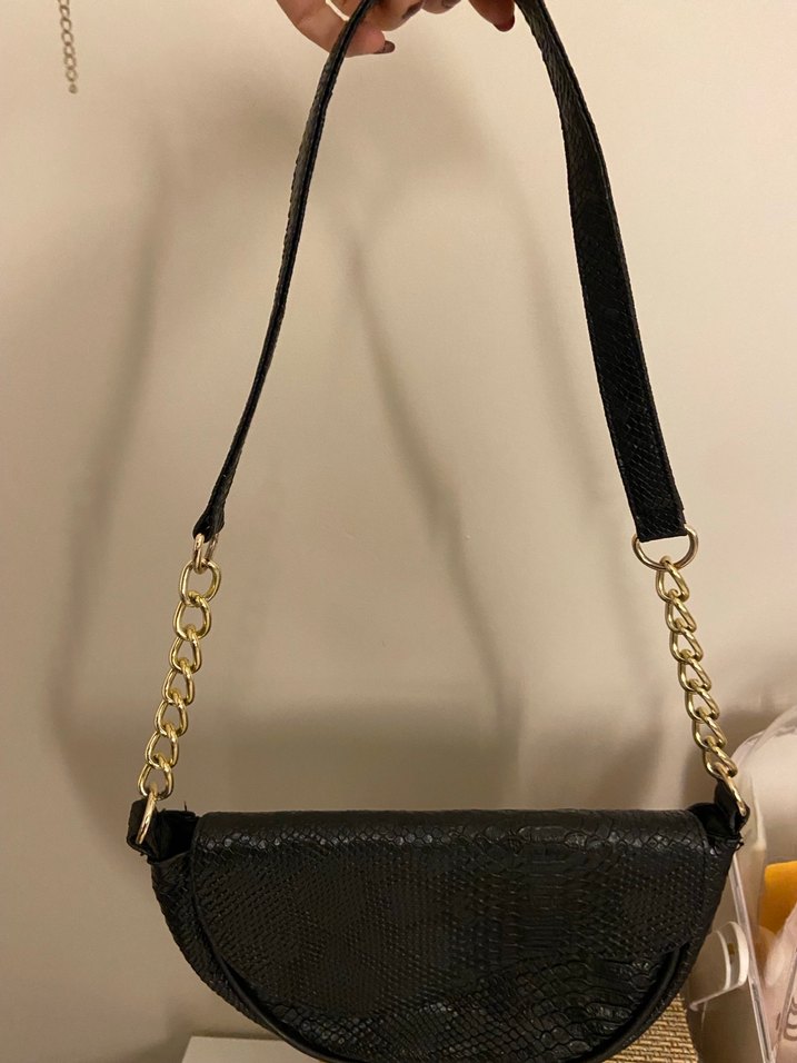 Zincir Detaylı Siyah Deri Yılan Desenli Çanta - Görsel 2