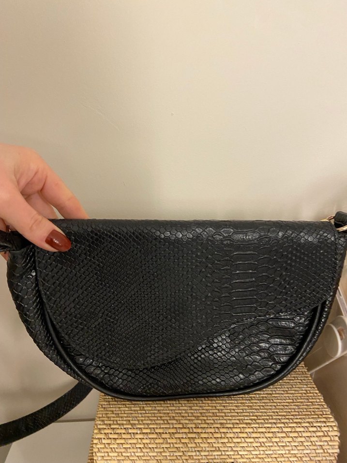 Zincir Detaylı Siyah Deri Yılan Desenli Çanta - Görsel 5