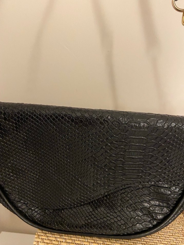 Zincir Detaylı Siyah Deri Yılan Desenli Çanta - Görsel 3