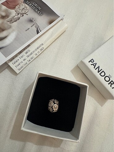 Pandora çiçekli charm