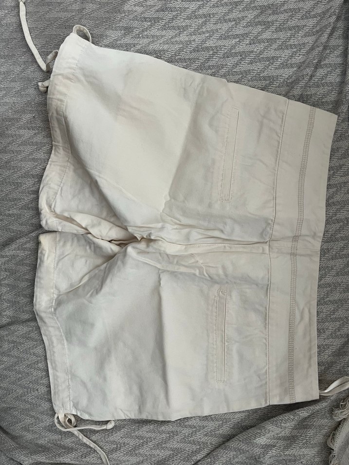 Düğmeli Beyaz Mini Pamuk Şort - Görsel 2