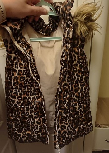 Kız Çocuk Leopar Desenli Kürklü Yelek - Görsel 3
