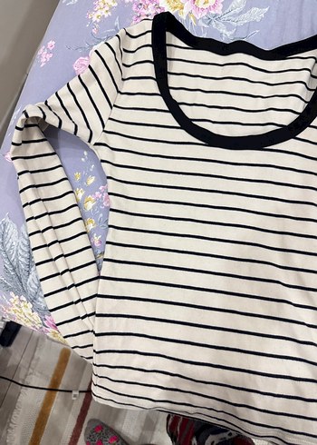 Beyaz Siyah Çizgili V Yakalı Kadın Tişört - Görsel 2