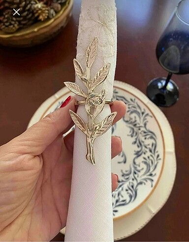 6 adet peçete yüzüğü. Ürün sıfırdır. Gümüş renk