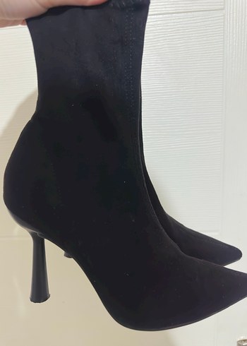 Zara Siyah Süet İnce Topuklu Fermuarlı Kadın Bot