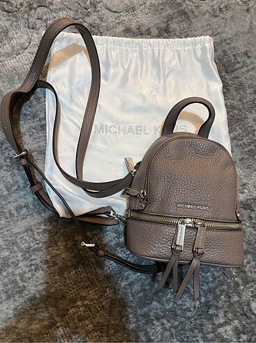 Michael kors sırt çantası..