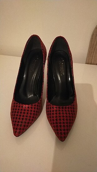 Kirmizi siyah detayli stiletto