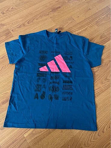 Adidas baskılı tişört