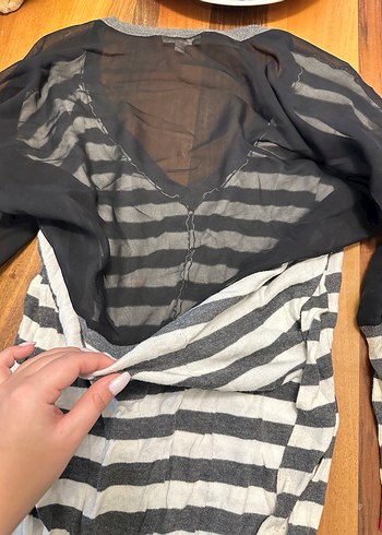 TWIST Gri Çizgili V Yaka arkası transparan şık bluz - Görsel 8