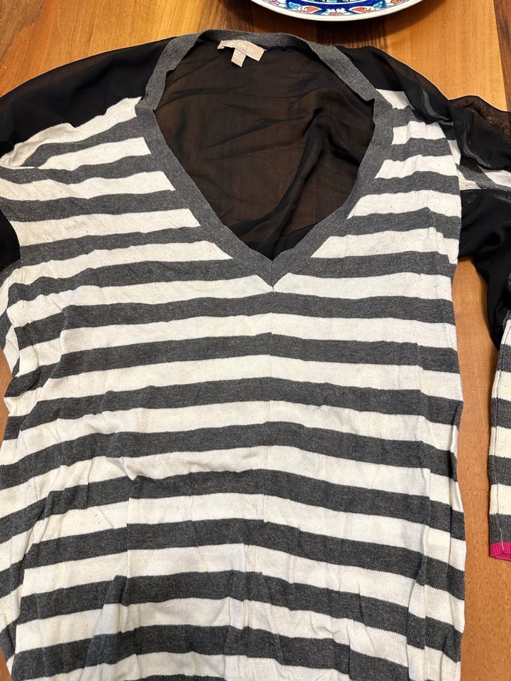 TWIST Gri Çizgili V Yaka arkası transparan şık bluz - Görsel 4