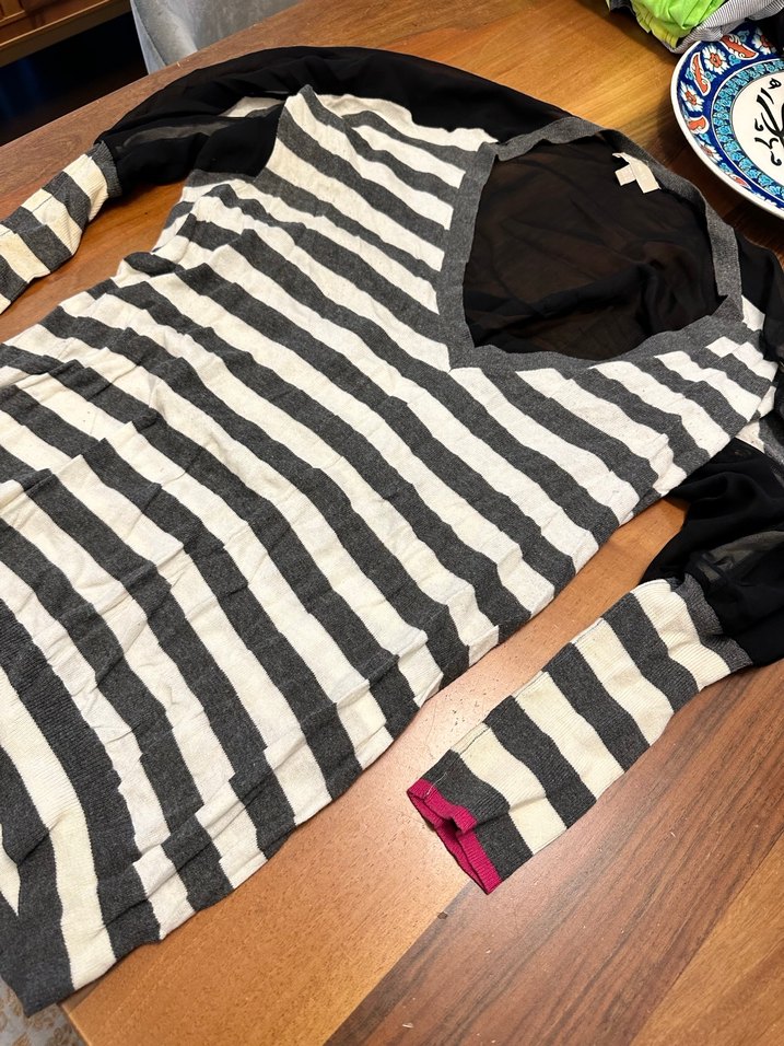 TWIST Gri Çizgili V Yaka arkası transparan şık bluz - Görsel 2