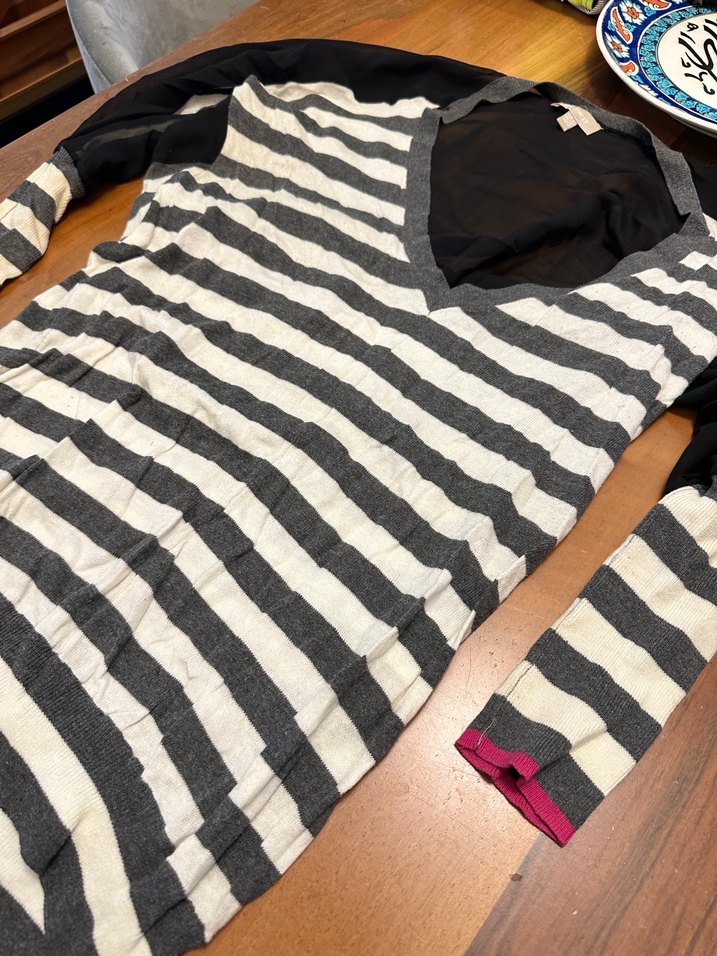 TWIST Gri Çizgili V Yaka arkası transparan şık bluz - Görsel 3