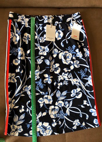 Mavi Çiçek Desenli Dar Kesim Midi Etek - Görsel 3