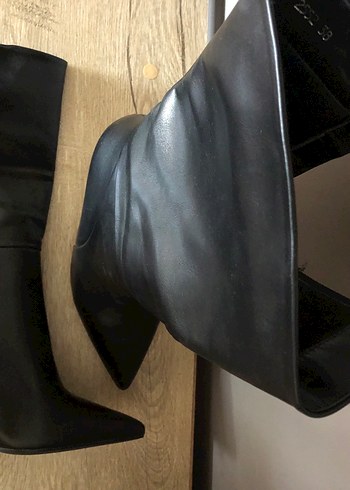 Siyah Deri Tokalı İnce Topuklu Kadın Çizme - Görsel 2