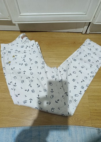 Beyaz Desenli Düğmeli Kadın Pantolon