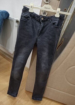 Gri taşlı kot pantolon