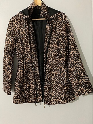 Leoparlı yağmurluk