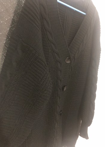 Siyah Düğmeli kısa Hırka - Görsel 2