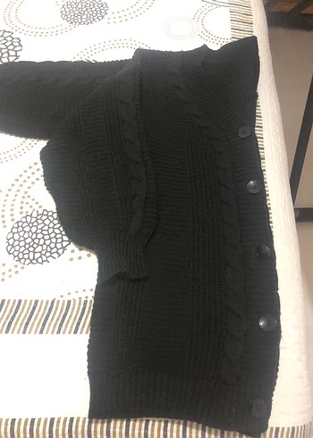 Siyah Düğmeli kısa Hırka - Görsel 4