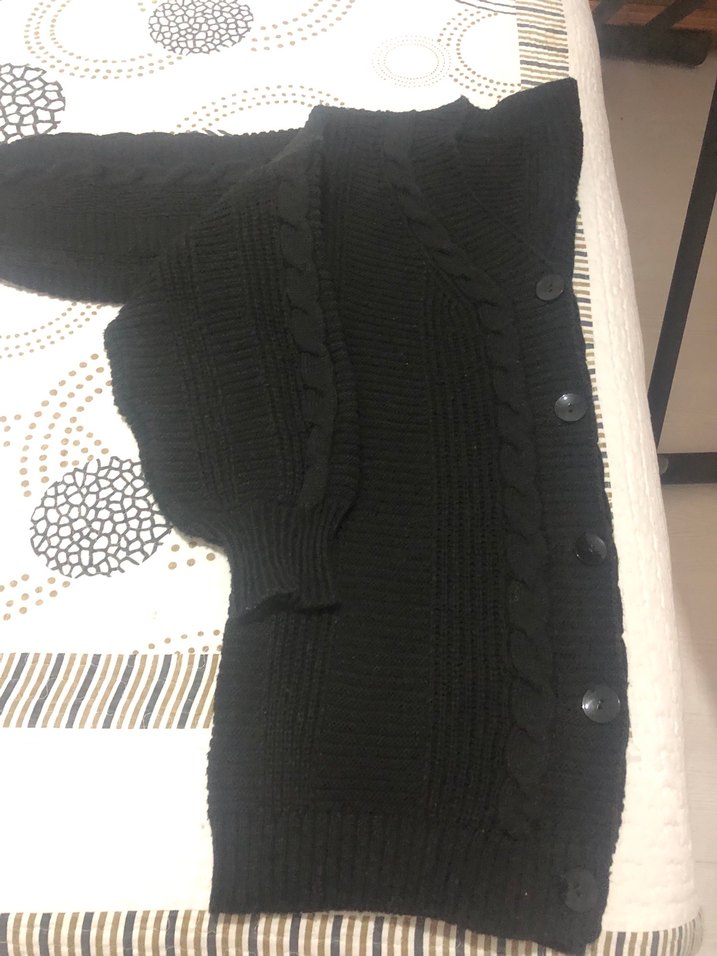 Siyah Düğmeli kısa Hırka - Görsel 4