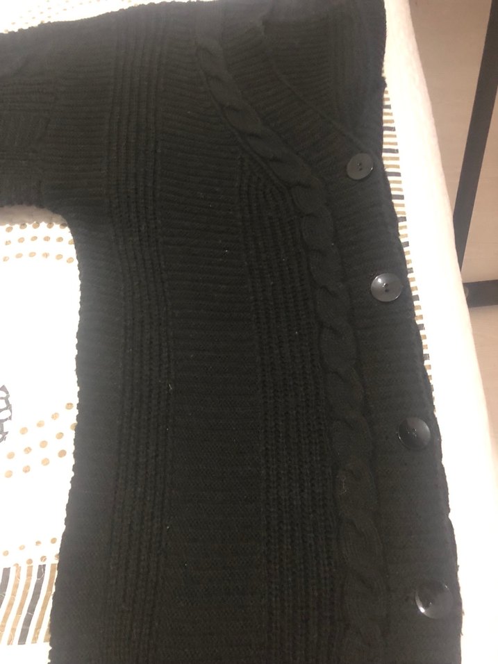 Siyah Düğmeli kısa Hırka - Görsel 3