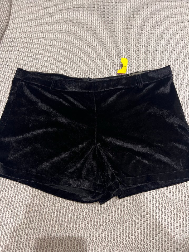Siyah Mini kadife etiketli şort - Görsel 2