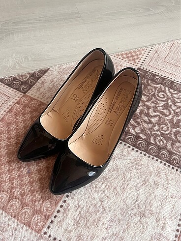 Klasik model topuklu ayakkabı - Görsel 8