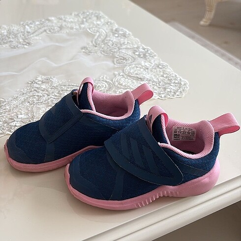 22 Beden Adidas kız çocuk spor ayakkabı