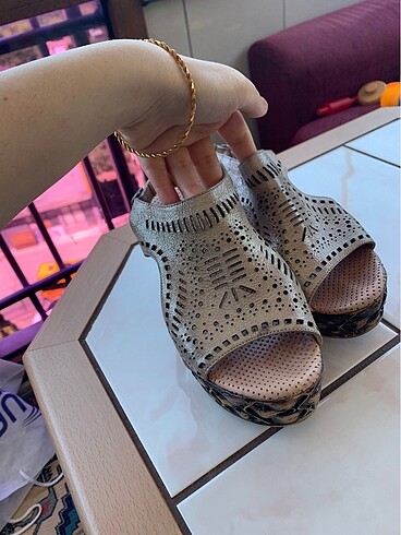 Zara Dolgu topuk sandalet