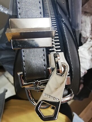  Beden siyah Renk GIVENCHY KOL ÇANTASI