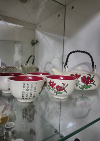 English Home Kırmızı Çiçek Desenli Renkli Çin Çay Seti