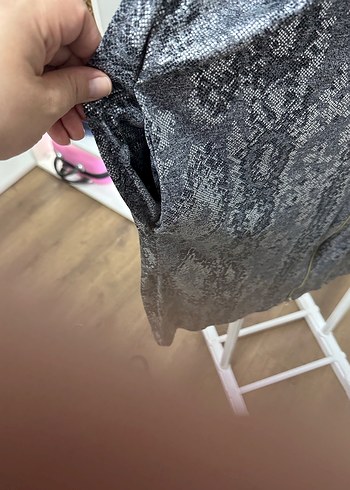 Yılan Desenli Gri Midi Şık Elbise - Görsel 6