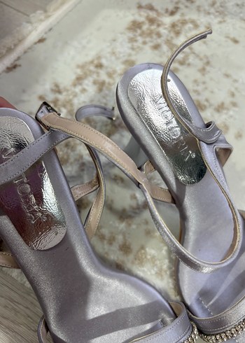 37 Beden Gri Metalik Yılan Desenli Tokalı Stiletto
