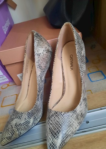 Gri Yılan Desenli Bağcıklı Stiletto