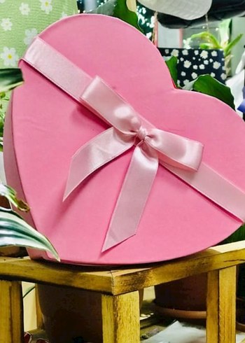 Beden Kalp Şeklinde simli Pembe Hediye Kutusu