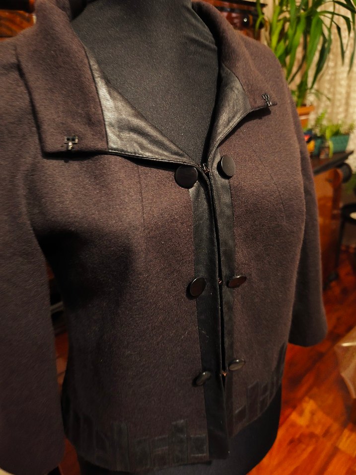 Düğmeli Kahverengi Mini Deri Ceket - Görsel 4