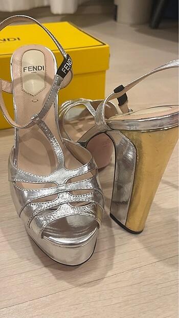 Fendi gümüş topuklu ayakkabılar