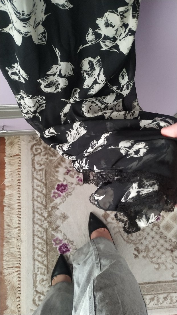 Siyah V Yaka Çiçekli Midi Elbise - Görsel 4