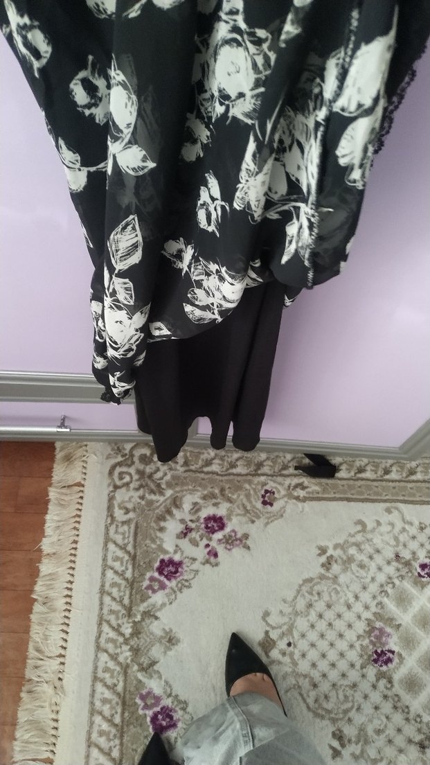 Siyah V Yaka Çiçekli Midi Elbise - Görsel 3