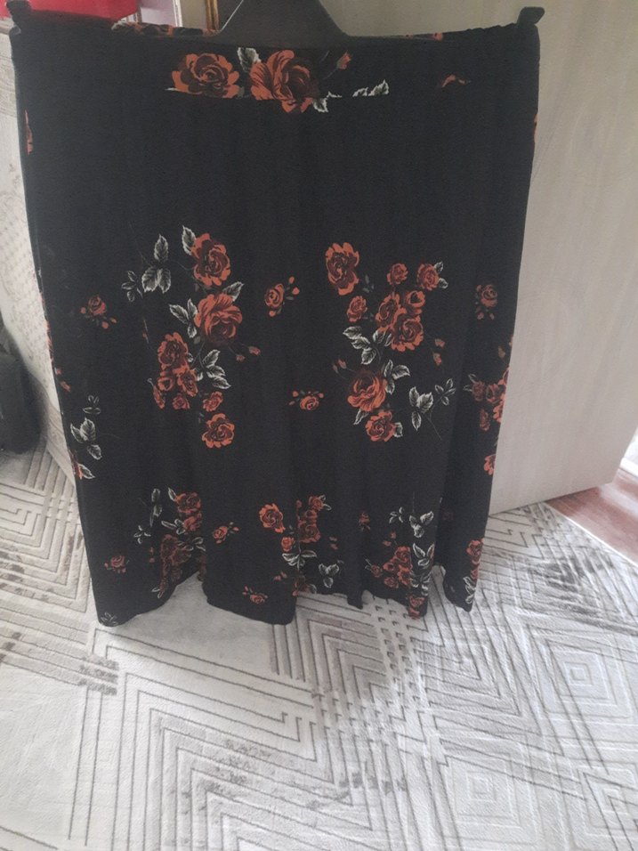 Pilise Detaylı Siyah Çiçekli uzun  Etek - Görsel 2