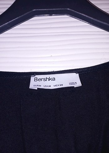 Bershka Düğmeli Siyah V Yaka Kadın Bluz