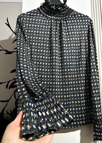 Siyah Pileli Yüksek Yakalı Kadın Bluz - Görsel 2