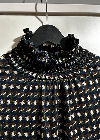 Siyah Pileli Yüksek Yakalı Kadın Bluz - Görsel 3